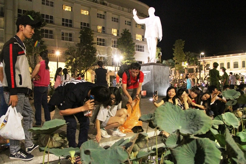 Những bạn trẻ nhặt rác sau giao thừa ở trung tâm Sài Gòn ảnh 8